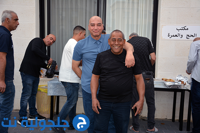 اهالي جلجولية يؤدون صلاة عيد الاضحى في ساحة مسجد الروضة في جلجولية 